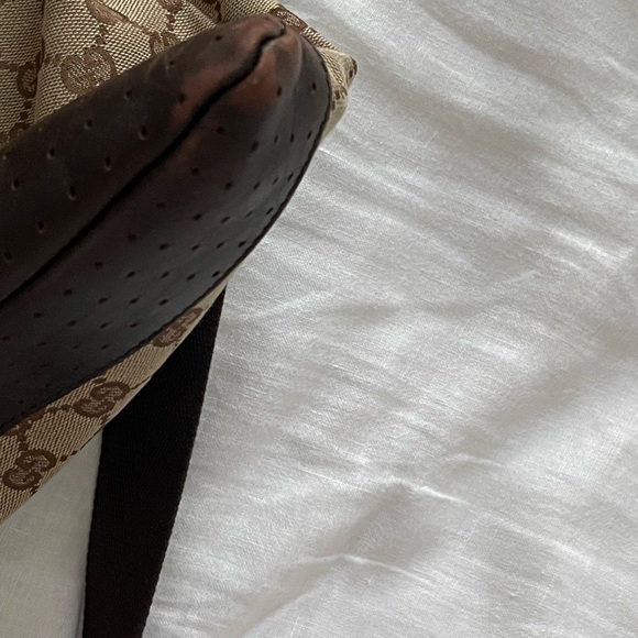 Gucci Canvas perforated flat messenger bag - Picture 6 of 7